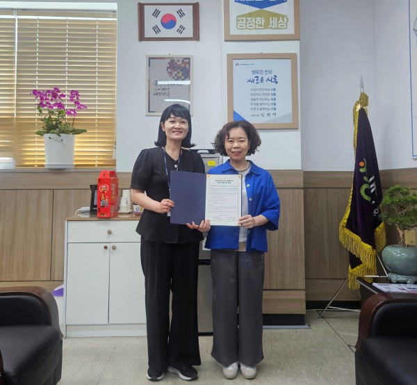 [사진] 7일 박선영 신천동장(사진 왼쪽)이 손현미 작은자리종합사회복지관장(사진 오른쪽)과 