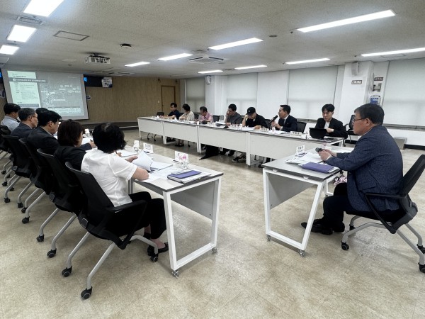 [사진] 안양시가 1일 오후 4시 시청 4층 회의실에서 제2차 안양시 공공디자인 진흥계획 2차 중간보고회를 개최하고 있다