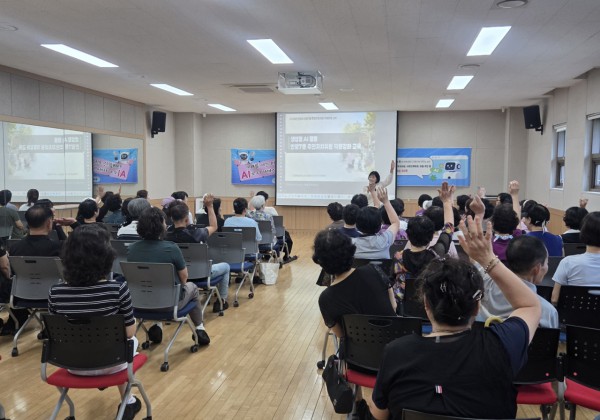 [사진] 안양시 만안구 안양7동 주민자치위원회는 지난 21일주민 80여 명을 대상으로 생성형 인공지능(AI) 활용 교육을 개최했다