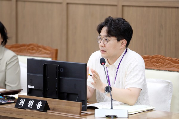 [사진] 최원용 수원특례시의회 의원이 제403회 임시회 기획경제위원회 회의에서 저연차 공무원 이탈 방지와 글로벌 인재 육성사업에 관해 발언하고 있다