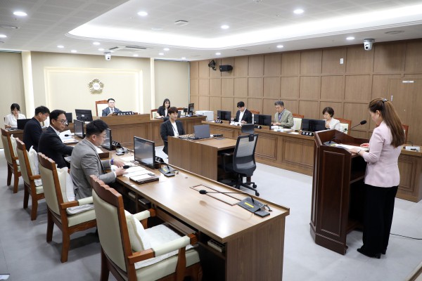 [사진] 수원특례시의회 보건복지위원회가 23일 제403회 임시회 중 조례안 등 안건을 심사하고 있다