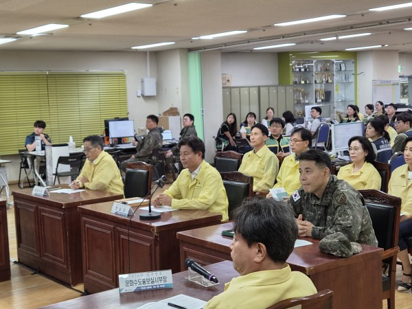 [사진] 조용익 부천시장이 ‘2026년 을지연습 종합보고회’에서 주요 성과와 개선 사항을 점검하고 있다