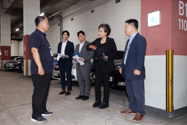 [사진] 김미경 수원특례시의회 의장과 강은호·정윤우 의원이 11일 수원농수산물도매시장 지하주차장 현장을 점검하며 관계자들과 시설환경 개선 방안에 대해 의견을 나누고 있다