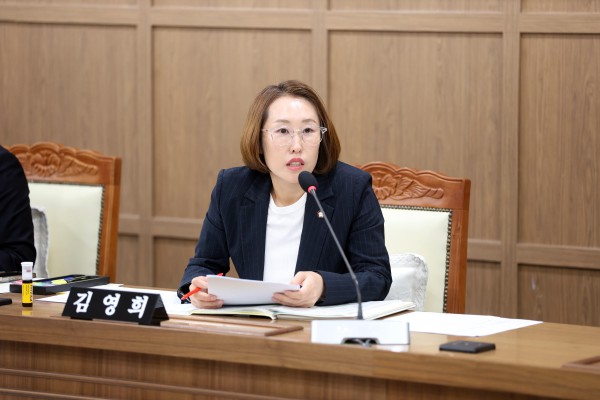 [사진] 김영희 수원특례시의회 의원이 제403회 임시회 문화체육교육위원회 회의에서 여성청소년 생리용품 지원사업의 효율적인 운영방안에 관해 발언하고 있다