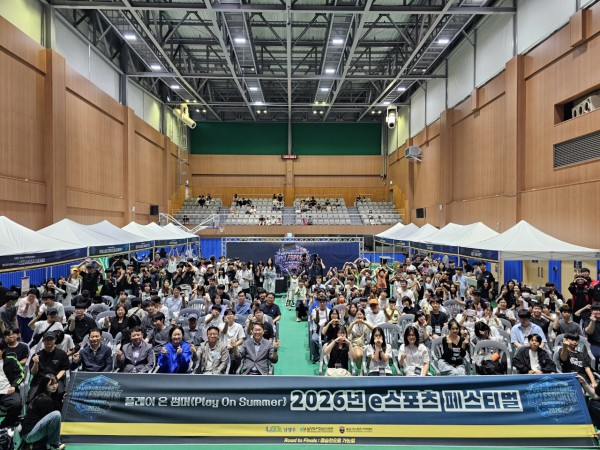 [사진] 김상수 남양주시 부시장과 ‘2026년 청소년 e스포츠페스티벌’ 참가자들이 기념 촬영을 하고 있다