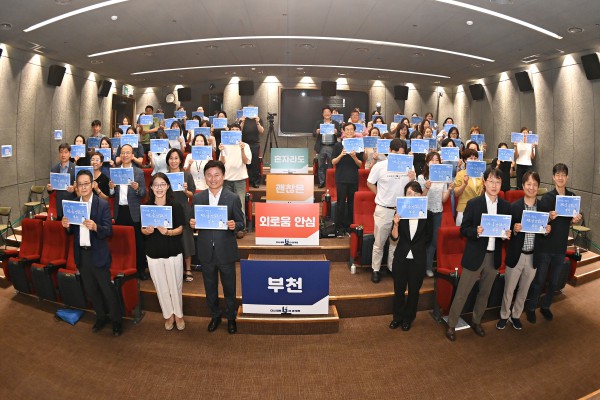[사진] 송인주 작가와 행사 참여자들이 단체 사진을 촬영하고 있다