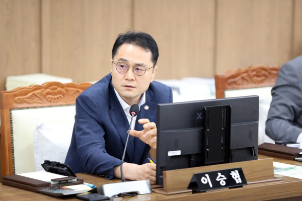 [사진] 이승협 수원특례시의회 의원이 제403회 임시회 환경안전위원회 회의에서 교통·환경·청소 등 생활밀착형 정책 개선방안에 관해 발언하고 있다