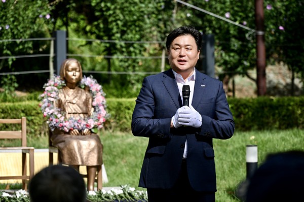 [사진] 14일 정왕동 옥구공원 평화의 소녀상 앞에서 열린 기림식에서 임병택 시흥시장이 기념사를 전하고 있다