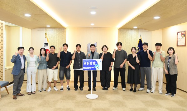 [사진] 조용익 시장과 푸드트럭 운영자들과 기념사진을 촬영하고 있다
