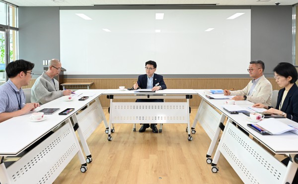 [사진] 김원기 의정부시장이 노인일자리 통합지원센터 관계자들과 현장 의견을 나누고 있다
