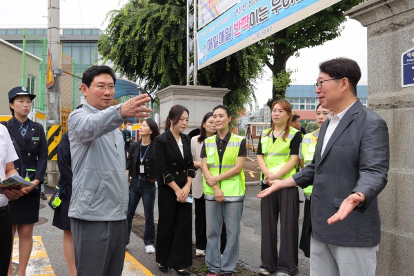 [사진] 이상일 용인특례시장이 처인구 모현읍에 있는 왕산초등학교에서 교통지도봉사를 했다