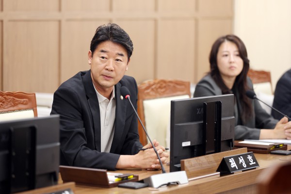 [사진] 수원특례시의회 문화체육교육위원회 최성호 위원이 발언을 하고 있다