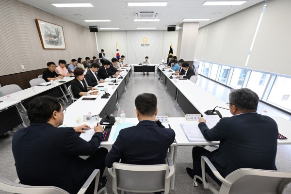 [사진] 김포FC 감사 중간보고를 받는 시의원