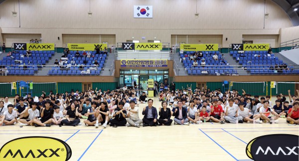 [사진] 김미경 수원특례시의회 의장과 오세철 문화체육교육위원장이 5일 만석공원 배드민턴장에서 열린 ‘2026 (사)경기언론인협회장기 전국 동호인·학생 배드민턴대회’에서 참가 선수들과 기념촬영을 하고 있다.