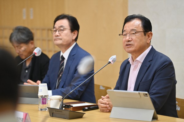 [사진] 7일 오후 시청 상황실에서 공동단장인 (우)이현재 시장과 (좌)어린이문화재단 장학봉 대표이사가 참석한 가운데 ‘K-컬처 문화도시 TF’ 제2차 회의가 진행되고 있다