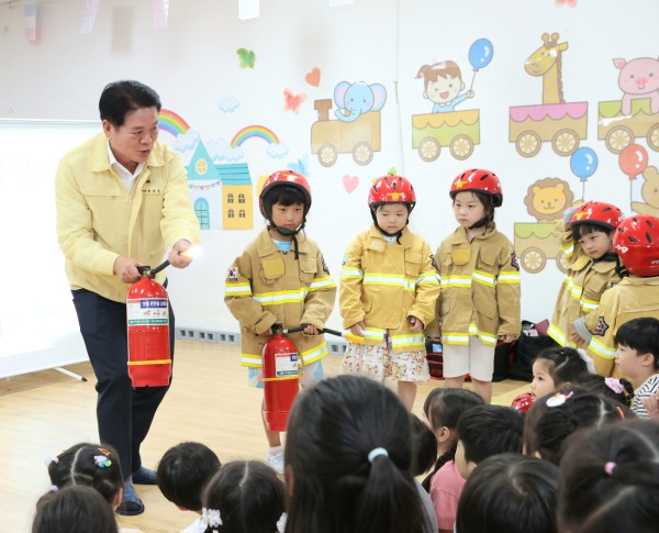 [사진] 20일 동안구 범계동의 한 유치원에서 실시한 민방위 대피훈련에서 최대호 안양시장이 원아들에게 소화기 사용법을 알려주고 있다