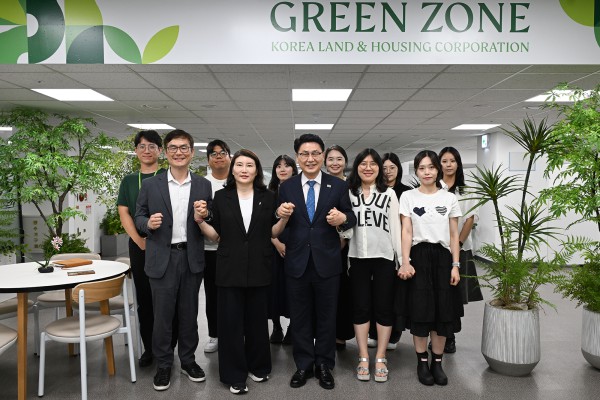 [사진] 김원기 의정부시장이 7월 8일 한국토지주택공사(LH) 경기북부지역본부를 방문해 임직원들과 소통한 뒤 함께 기념사진을 찍고 있다