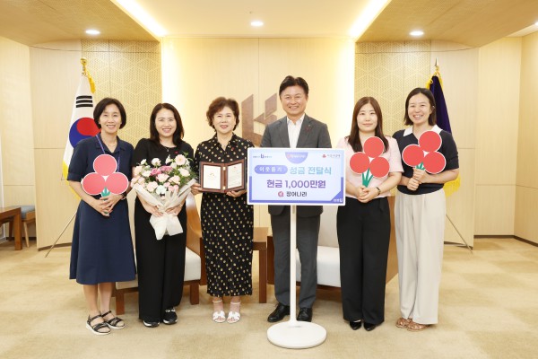 [사진] 왼쪽부터 정미연 복지국장, 변수정 장어나라 이사, 최순애 장어나라 대표, 조용익 부천시장,     김언옥 공동모금회 사회공헌팀장, 이수진 과장