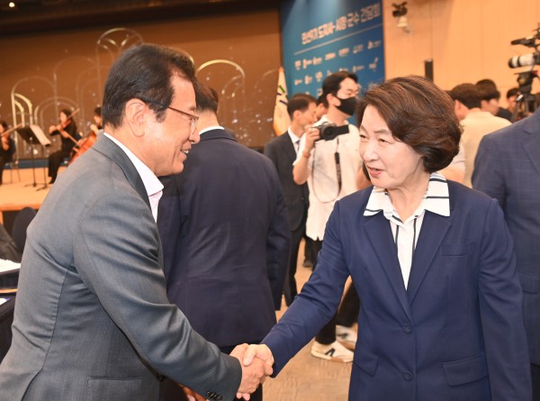 [사진] 22일, 경기도경제과학진흥원 광교홀에서 열린 「2026년 도지사-시장·군수 간담회」에서 이현재 하남시장(사진 왼쪽)과 추미애 경기도지사(사진 오른쪽)이 악수를 나누고 있는 모습