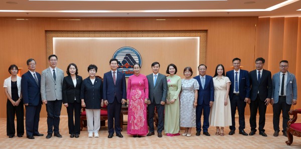 [사진] 7일 다낭시청에서 이상일 시장(왼쪽 여섯째)과 장정순 시의장(왼쪽 다섯째), 신나연 자치행정위원장(왼쪽 넷째), 강영웅 시의원(왼쪽 셋째)이 응우옌티안티 인민위원회 부위원장(왼쪽 일곱째) 등 다낭시 관계자들과 기념사진을 찍고 있다