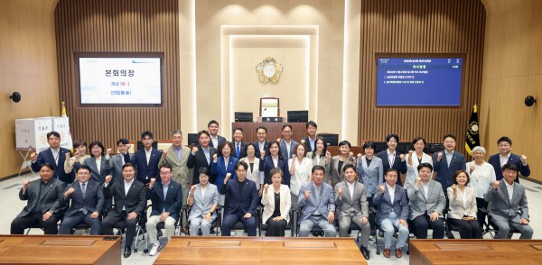 [사진] 수원특례시의회 제13대 의원 단체사진
