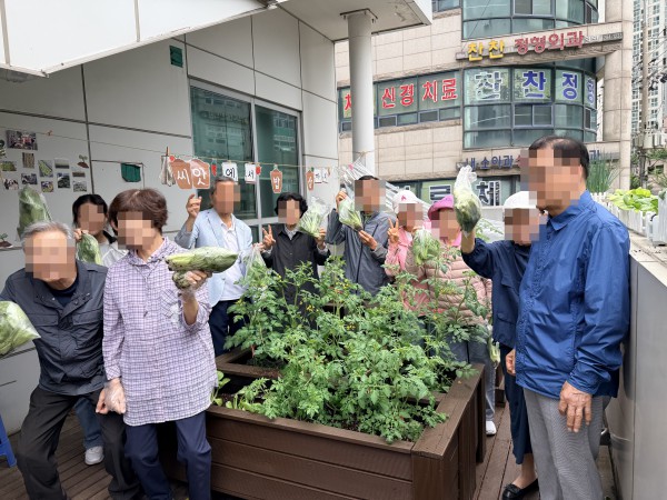 [사진] 용인특례시 기흥구보건소 치매안심센터는 경증치매환자의 정서적 안정과 일상을 돕기 위해 치유농업 프로그램 ‘씨앗에서 밥상까지’를 운영했다