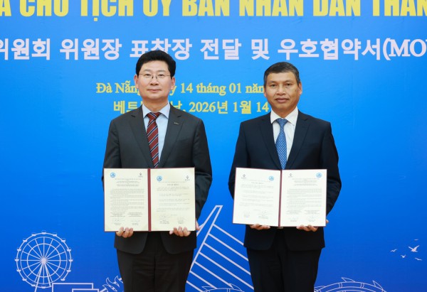[사진] 지난 1월 14일 다낭시청에서 우호협약 체결 후 이상일 시장(왼쪽)과 호 끼 민 다낭시 상임 부인민위원장(오른쪽)이 기념사진을 찍는 모습