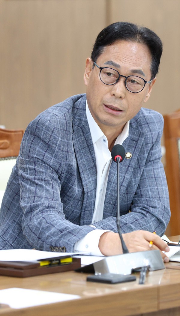 [사진] 이승철 수원특례시의회 의원이 15일 열린 제403회 임시회 보건복지위원회 회의에서 시민복지국의 2026년도 주요업무 추진실적과 관련해 질의하고 있다