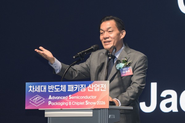 [사진] 이재준 수원특례시장이 ‘2026 차세대 반도체 패키징 산업전(ASPS)’ 개막식에서 개회사를 하고 있다
