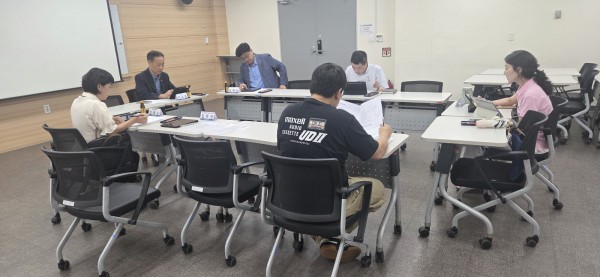 [사진] 26일 시흥시청 통합돌봄과 관계자가 시정연구원 관계자와 통합돌봄 운영체계 현황을 확인하고 있다
