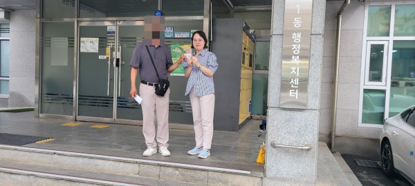 [사진] 지난 6월 동행정복지센터에서 주민등록증을 발급받은 강OO씨가 김경숙 베테랑팀장과 주민등록증을 들고 있다