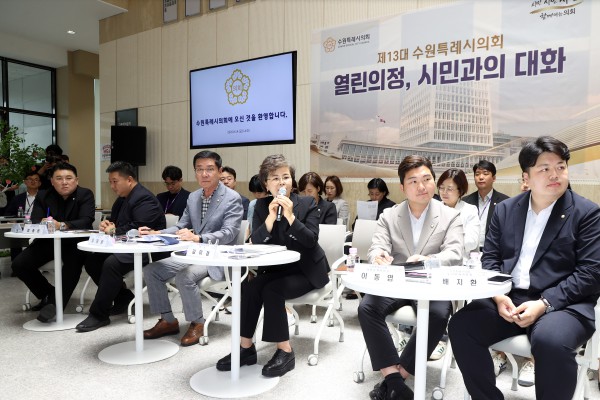[사진] 김미경 수원특례시의회 의장이 14일 수원특례시의회 1층 로비에서 열린 「제1회 열린의정, 시민과의 대화」에서 시민들과 소통하고 있다