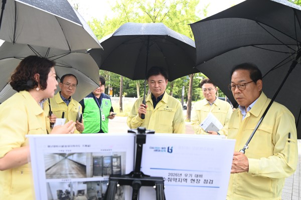 [사진] 조용익 부천시장(가운데)이 5일 송내지하차도 진입차단시설 및 방재시설 현황을 점검했다