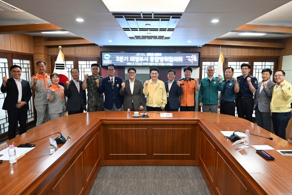 [사진] 김원기 의정부시장이 8월 12일 ‘2026년 3분기 통합방위협의회’에서 참석자들과 기념촬영을 하고 있다