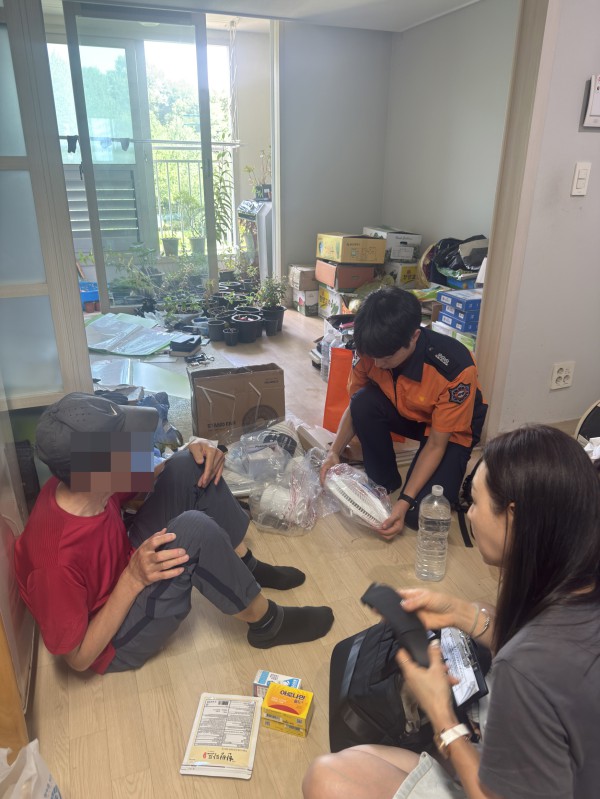 [사진] 구리소방서와 보건소 방문 건강관리 사업 전문인력이 함께 폭염 취약계층 대상 가구 방문을 하고 있다