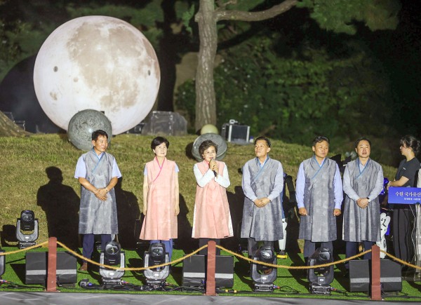 [사진] 김미경 수원특례시의회 의장이 14일 수원화성 용연에서 열린 ‘2026 수원 국가유산 야행’ 점등식에서 인사말을 하고 있다