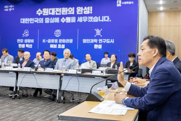 [사진] 이재준 수원시장이 회의에서 발언하고 있다.