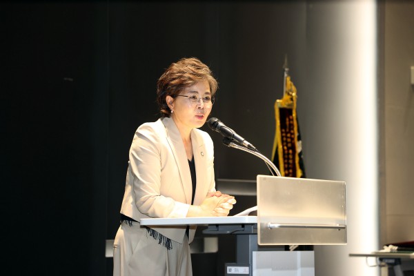 [사진] 김미경 수원특례시의회 의장이 14일 수원컨벤션센터 이벤트홀에서 열린 ‘제33회 정지선 지키기 실천 결의대회’에서 축사를 하고 있다.