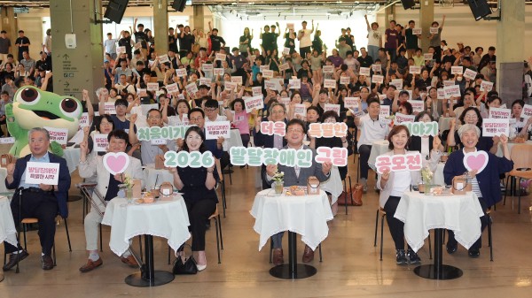 [사진] 김현수 수원시 제1부시장(앞줄 오른쪽 3번째)과 시상식 참석자들이 함께하고 있다