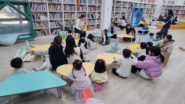 [사진] 용인특례시 수지도서관에서 진행중인 동화쏙 영어스토리텔링 진행 모습
