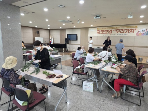 [사진] 7일 치매가족 힐링 프로그램 및 자조모임을 진행하고 있다
