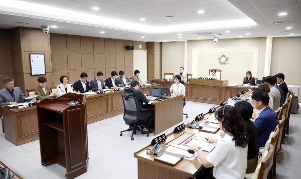 [사진] 수원특례시의회 예산결산특별위원회가 28일 회의를 열고 2026년도 제1회 추가경정예산안과 기금운용계획 변경안 등을 심사하고 있다