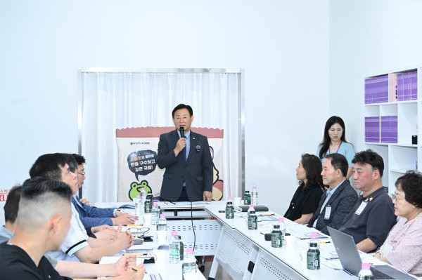 [사진] 신동화 이사장이 2026년 제2회 상인간담회에서 인사말을 하고 있다.