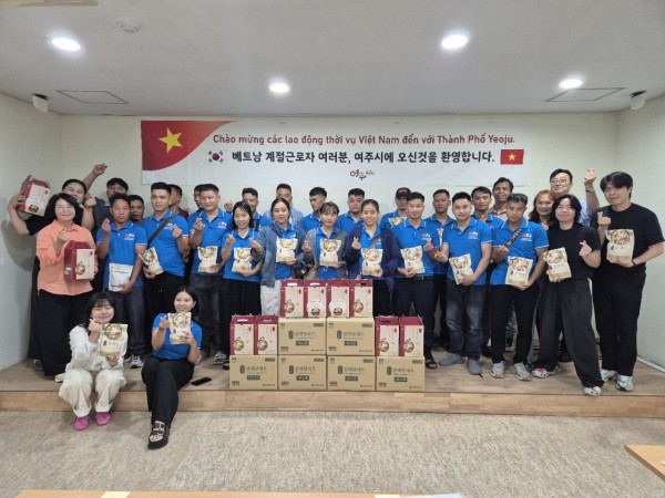 [사진] 여주시, 베트남 계절근로자 첫 입국 맞아 금융지원, 건강지원 함께 시작