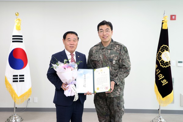 [사진] 수원특례시의회 이재식 의장이 12일 의회 세미나실에서 육군 제51보병사단 관계자로부터 감사패를 전달받은 뒤 기념촬영을 하고 있다.