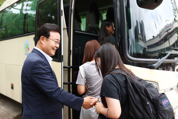 [사진] 7월 27일 김성제 시장이 출국을 앞둔 캠프 참가 학생들을 격려하고있다