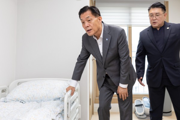 [사진] 이재준 수원특례시장이 새빛돌봄스테이션 시설을 살펴보고 있다