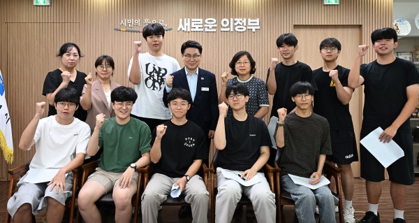 [사진] 김원기 의정부시장이 7월 27일 시장실에서 의정부고등학교 학생들과 ‘로컬메이커 프로젝트’ 청소년 정책 제안 간담회를 갖고 함께 기념촬영을 하고 있다