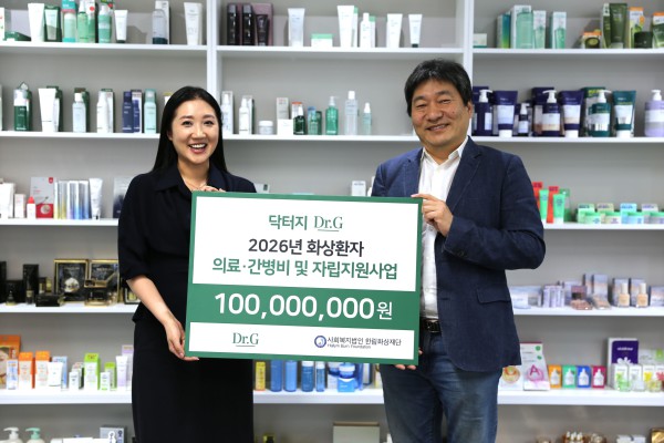 [사진] 닥터지 안정은 대표이사(좌)와 한림화상재단 허준 이사장(우)이 6월 16일 경기도 성남시에서 열린 후원금 전달식에서 기념촬영을 하고 있다. 