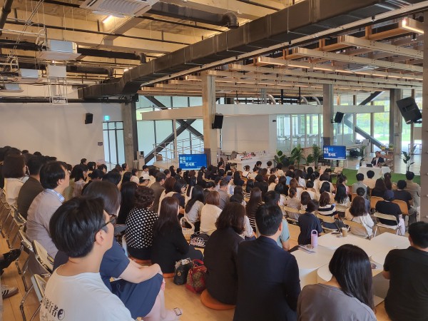 [사진] 수원시가 개최한 아동권리 교육에 참여한 부모들